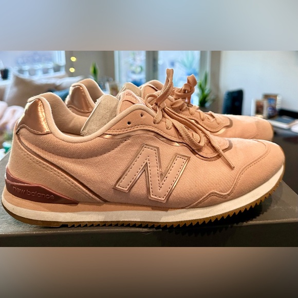 Women’s light pink New Balance Sneaks (8.5) - Picture 4 of 7